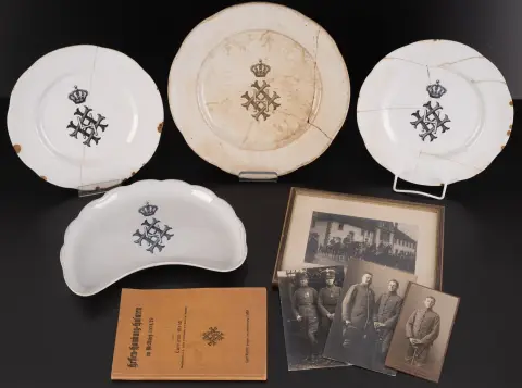 Assiette ovale de service d'accompagnement extrêmement rare du mess des officiers du régiment de hussards Hessen-Homburg à C(K)assel (b…