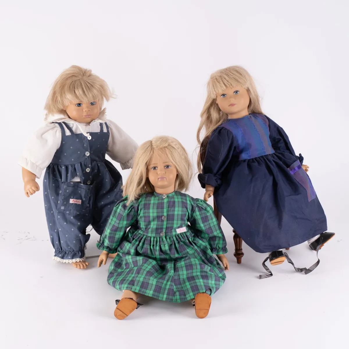 3x SIGIKID - Poupée, différentes finitions et états, 1 fauteuil en bois joint. Poupées env. 48 cm chacune.