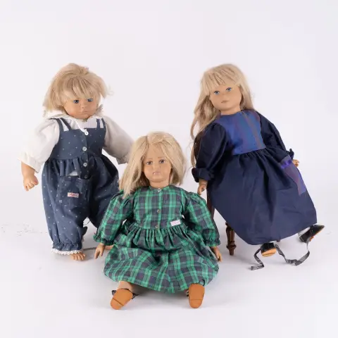 3x SIGIKID - Poupée, différentes finitions et états, 1 fauteuil en bois joint. Poupées env. 48 cm chacune.
