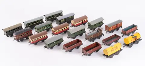 Lot de 20 wagons divers échelle zéro, âges, tailles, fabricants et états divers