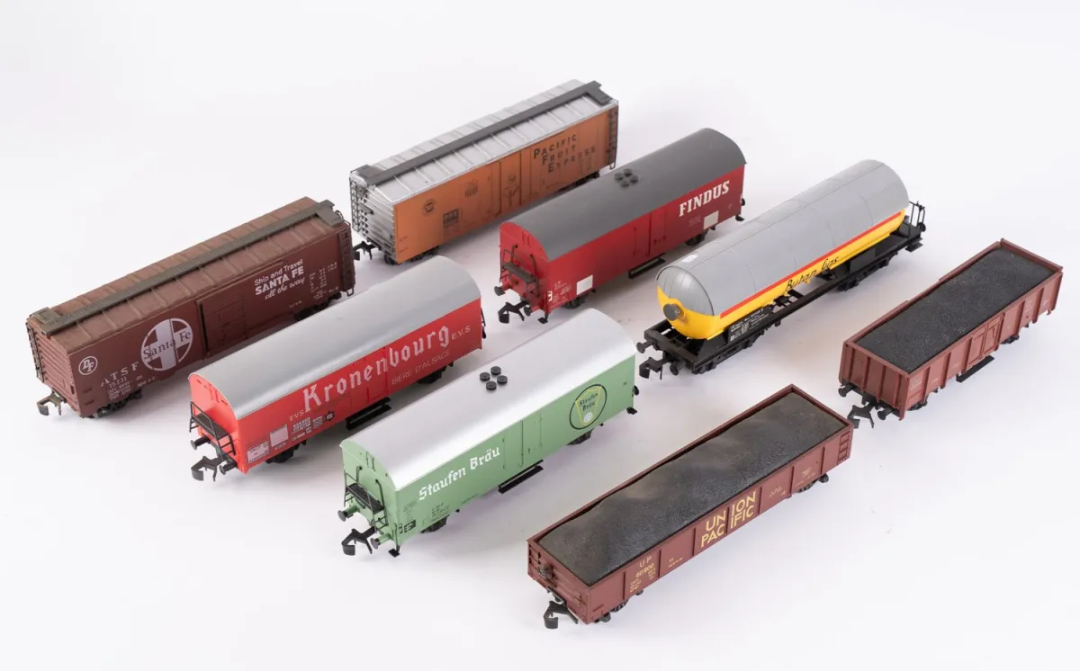 8 various goods wagons, gauge zero, played with / untested, various ages, sizes, manufacturers and conditions