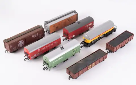 8 wagons de marchandises divers, échelle zéro, joués / non testés, âges, tailles, fabricants et états divers