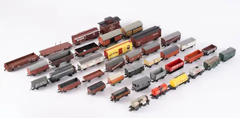 Lot de 39 wagons marchandises échelle H0, âges, tailles, fabricants, matériaux et états divers, joué / non testé.