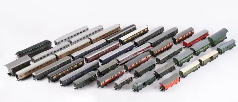 Lot de 37 wagons marchandises échelle H0, âges, tailles, fabricants, matériaux et états divers, joué / non testé.