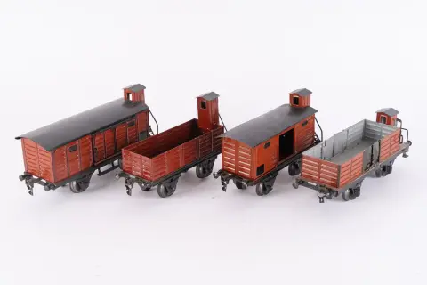 Lot de 4 wagons Märklin - Échelle 1 / Échelle G, tous avec cabine, état variable.