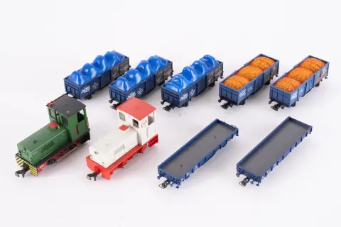 Lot de 9 pièces H0, wagons de marchandises et 2 locomotives de manœuvre, joué / non testé.