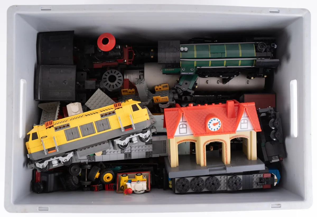 Extensive lot of various locomotives and wagons, various ages, manufacturers, gauges, completeness and condition.