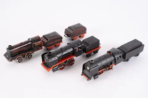 Lot de 7 pièces composé de 3 locomotives et 4 tenders, échelle 0, joué / non testé.