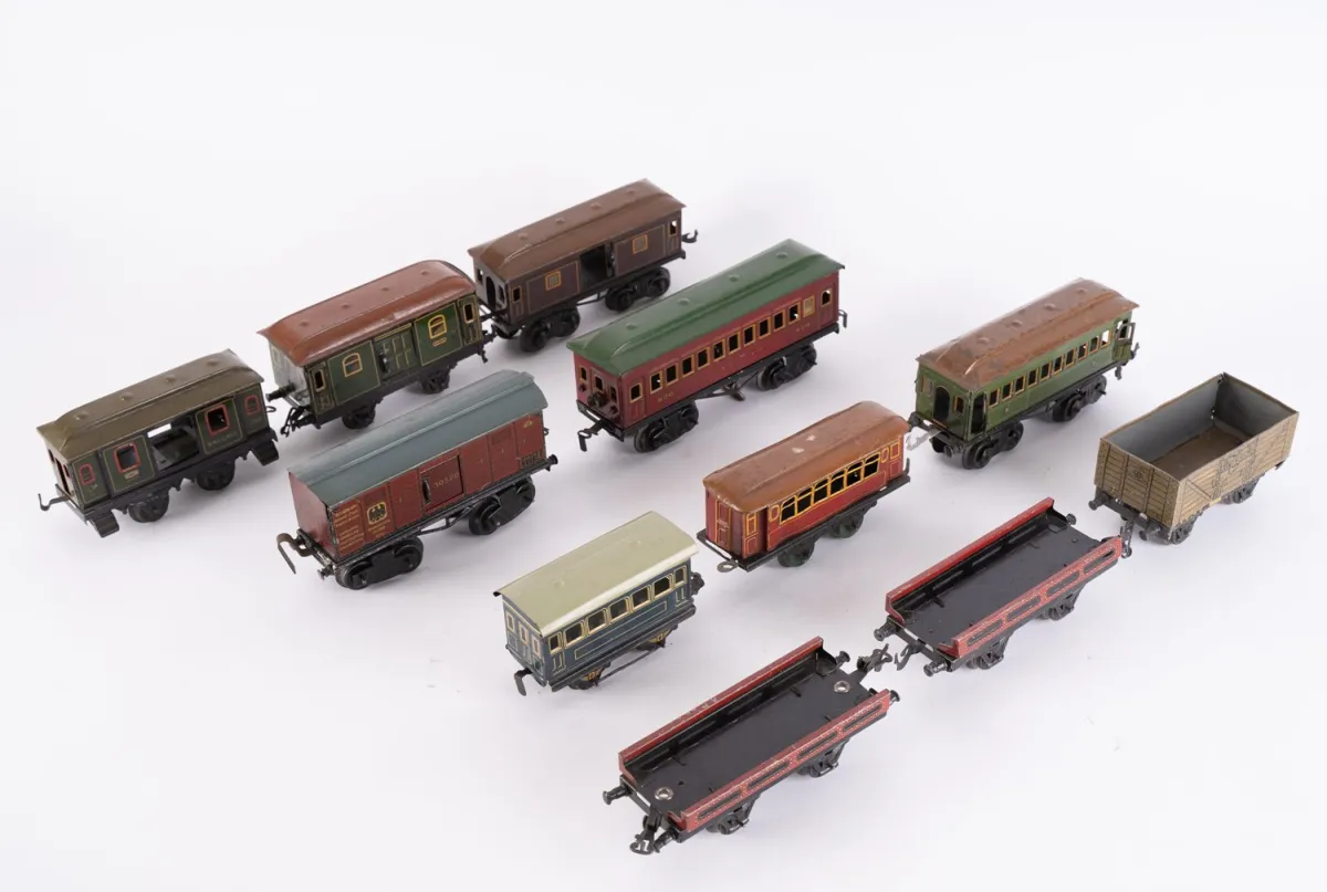 11-piece lot of various, partly historical passenger and freight wagons, gauge zero, untested. Various al...