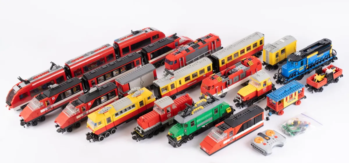 Lot LEGO important, composé d'environ 12 locomotives et 8 wagons, joué / non testé, partiellement incomplet