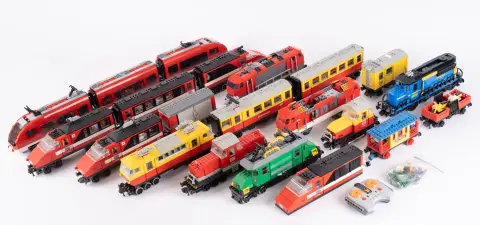Lot LEGO important, composé d'environ 12 locomotives et 8 wagons, joué / non testé, partiellement incomplet