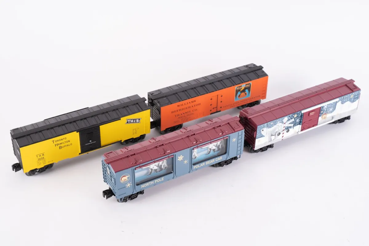 4 US-Amerikanische Güterwaggons, Spur Null, bespielt / ungeprüft: 2x WILLIAMS und 2x M:T:H:, verschiedene Alter, Größen …