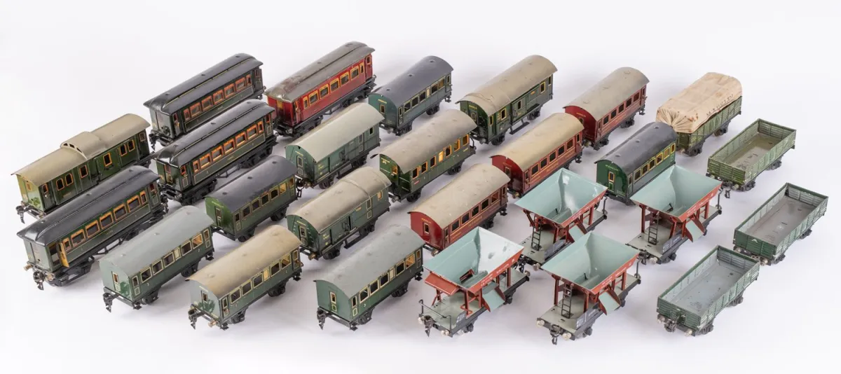 26-piece lot, gauge 0, freight and passenger cars, incl. Märklin, played with / untested, various ages