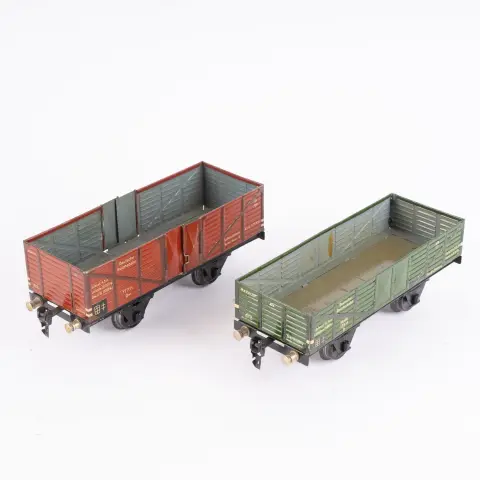 2 wagons de marchandises ouverts, 1 avec et 1 sans portes rabattables, Märklin, échelle 1 / G, joué / non testé, état divers.