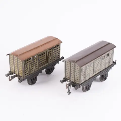 2 wagons de marchandises, Burg / Nürnberg, échelle 1 / G, joué / non testé, 1 avec portes coulissantes, état divers.