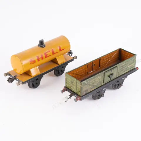 2 wagons de marchandises, échelle 1 / G, joués / non testés, âges, fabricants et états divers