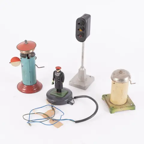 Lot de 4 pièces d'accessoires divers pour modélisme ferroviaire, âges, tailles, matériaux et fabricants divers.