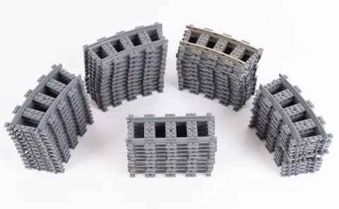 Lot de 55 rails LEGO, état divers, composé de 10 rails droits et 45 rails courbes.