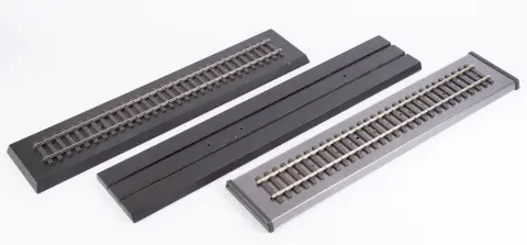 Lot de 3 pièces de voies droites en forme de podium, échelle 1 / G, pour présentation, longueur max. env. 76 cm, divers …