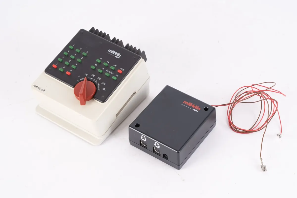 Märklin Digital : Control Unit 6021 et accessoire, joué / non testé.