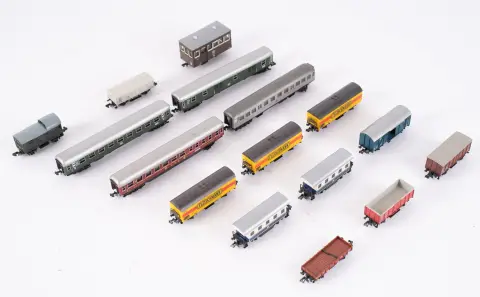 Lot de 16 wagons échelle N, joué / non testé.