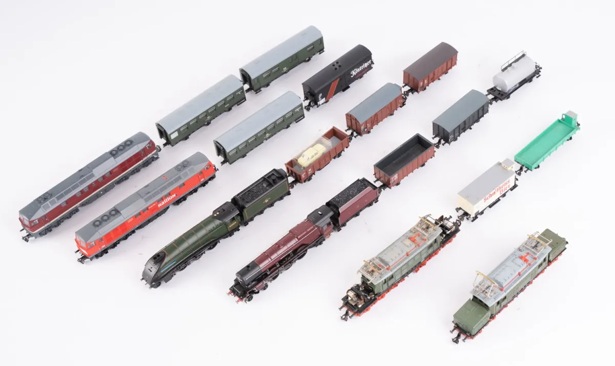 Lot 17+1 pièces échelle TT (12mm) composé de 5 locomotives et 12 wagons différents, joué /…
