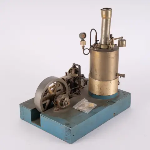 Ancienne machine à vapeur, jouée, non testée, machine horizontale avec cylindre et grand volant, chaudière verticale