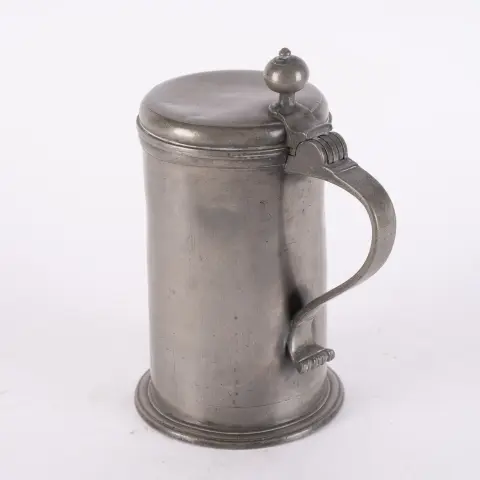Chope antique à couvercle, étain, poussoir sphérique, intérieur du couvercle poinçonné - 1811 - daté, face avec 1823 daté…