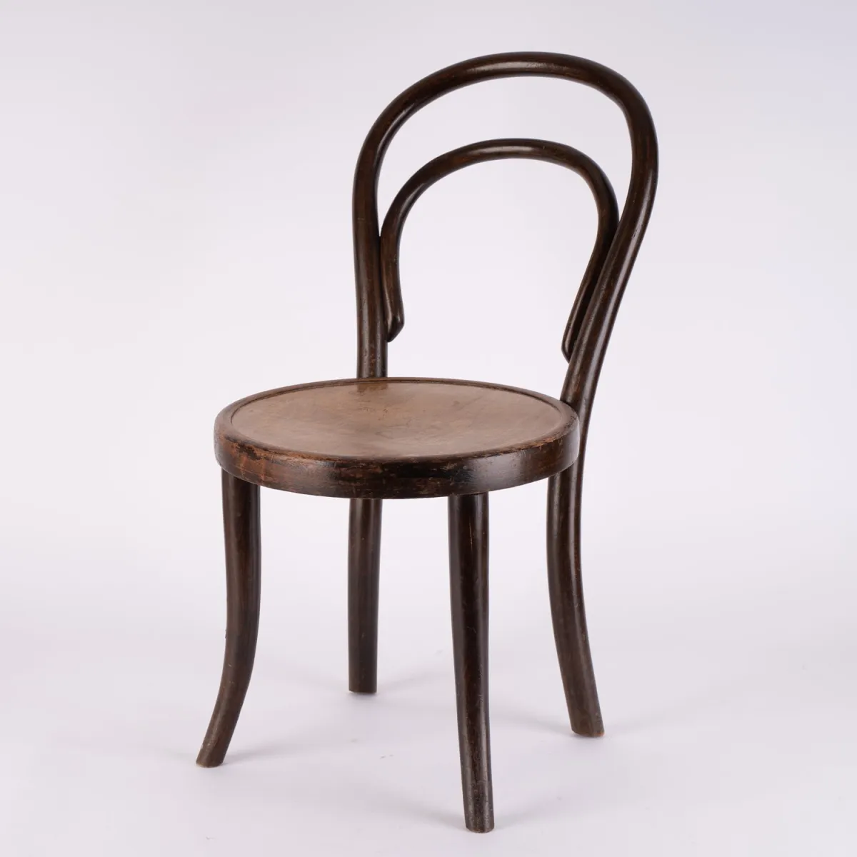 THONET - Kinderstuhl, Bugholz, Zarge mit Brandstempel, Lehnenhöhe ca. 63 cm, Sitzhöhe ca. 33 cm. Guter unrestaurierter F…
