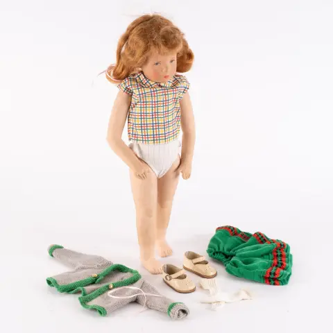 Poupée Käthe Kruse n° 479329, made in Germany, zone US. Bras, jambes et tête mobiles, longueur env. 45 cm, 1 paire de chaussures...