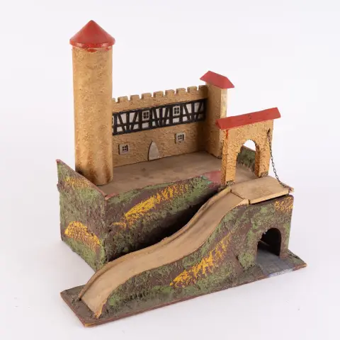 Petit château fort, fabrication en plusieurs parties, non marqué, 2e tiers du 20e s., hauteur max. env. 36 cm.