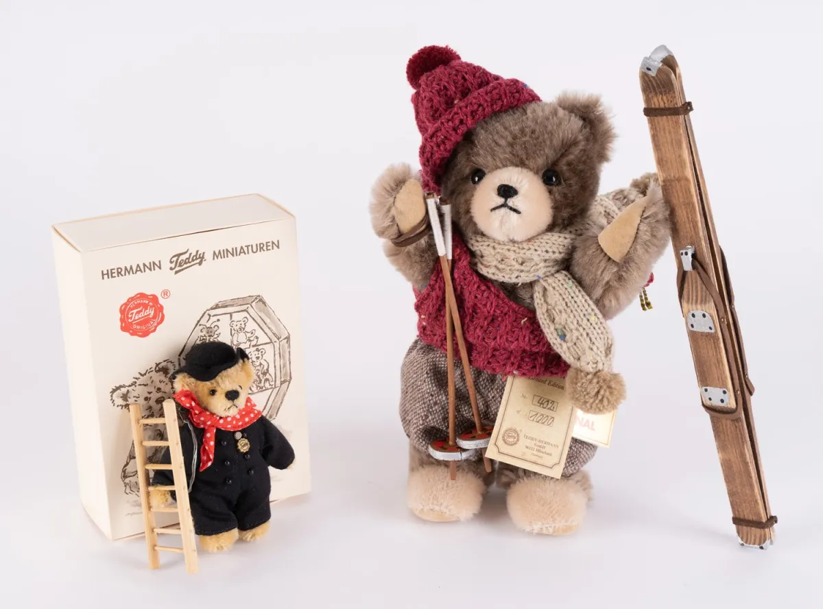 2 différents Hermann-Teddys dans boîtes d'origine, longueur env. 16 et env. 20 cm.
