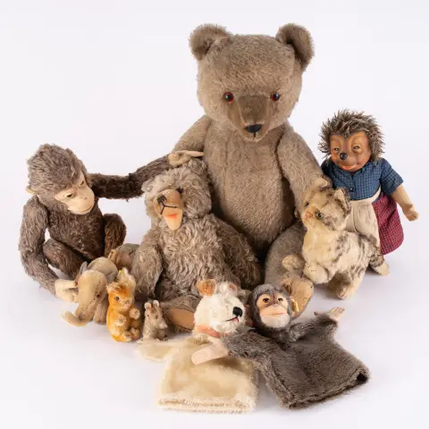 Collection de 9 différents animaux STEIFF, principalement 2e moitié du 20e siècle, âges, tailles, fabricants divers…