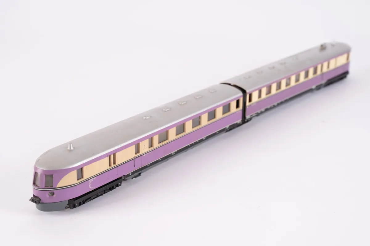 2-part fast railcar, gauge H0, played with, untested, length approx. 48 cm.