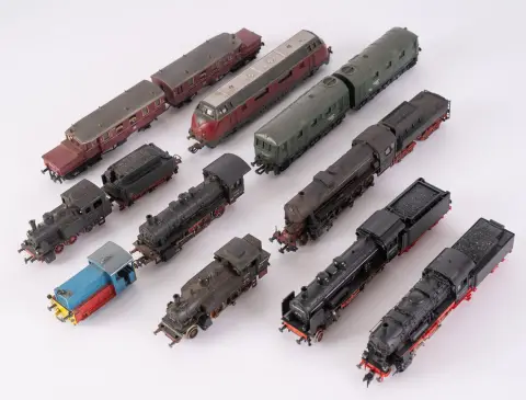 (A) Lot de 11 locomotives diverses, échelle H0, jouées, non testées, âges, fabricants et états divers.