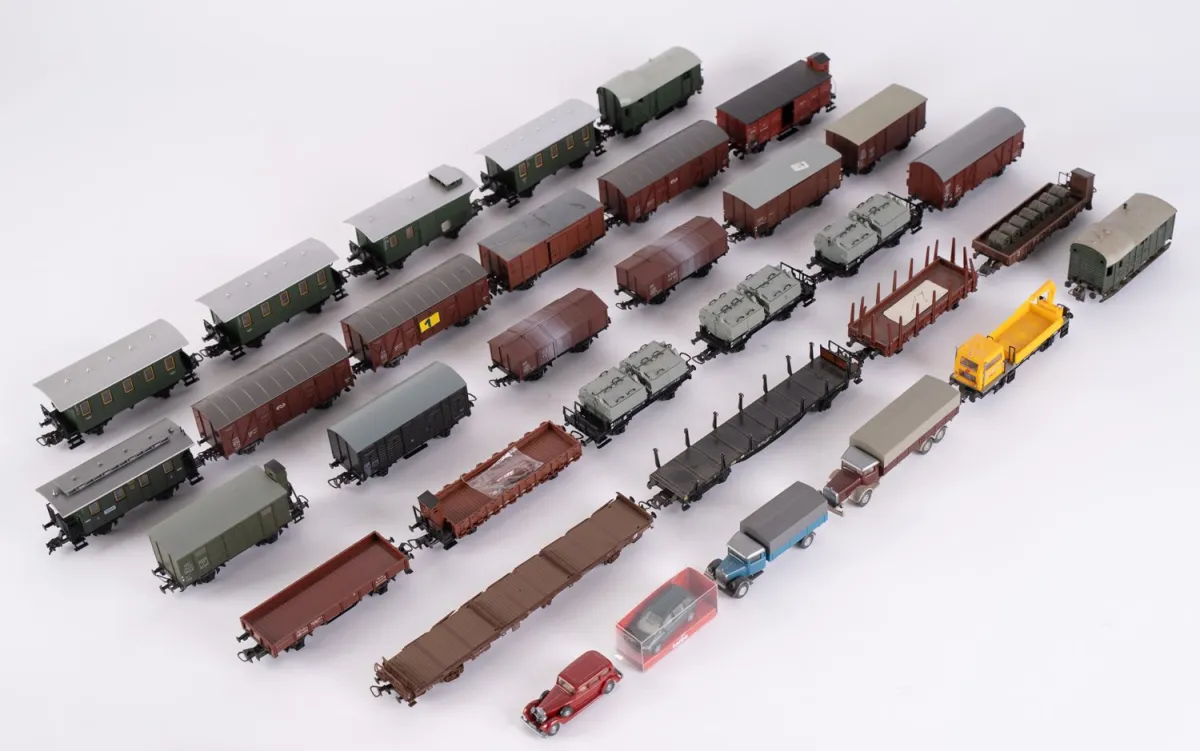 (D) Lot de 28 wagons divers, échelle H0, âges, fabricants et états divers, joués, non testés.