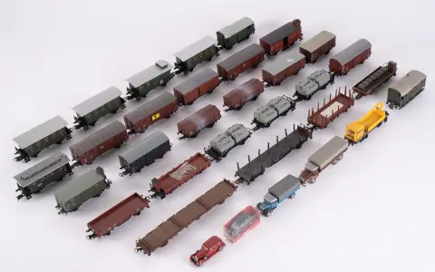 (D) Lot de 28 wagons divers, échelle H0, âges, fabricants et états divers, joués, non testés.