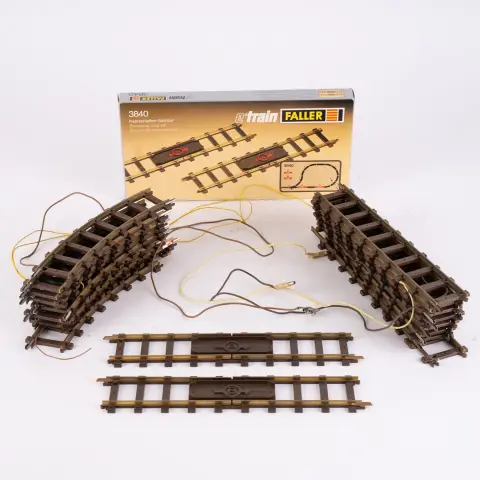 (A) Lot de 19 rails FALLER E-Train, composé de 8 droits (env. 24 cm chacun), 9 courbes (env. 19,5 cm chacune) et…