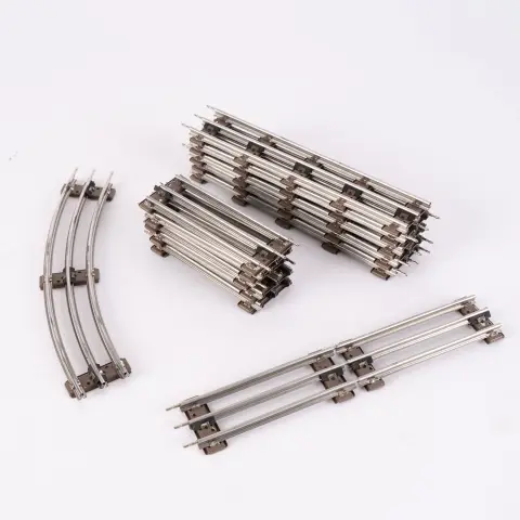 (G) Lot de 12 rails échelle zéro, composé de 6 longs et 5 courts droits (env. 12,5 cm chacun), ainsi que 1 courbe,…