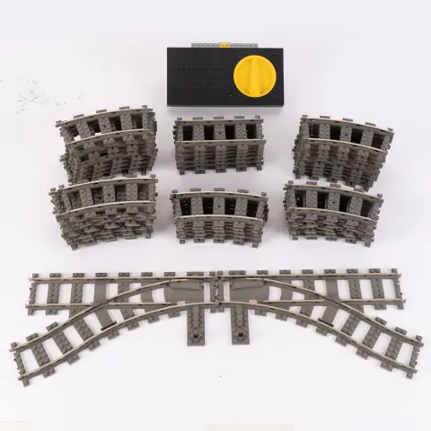 Lot de 51 rails LEGO Eisenbahn, composé de 41 courbes, 2 aiguillages, 7 droits et 1 transformateur, non testé.