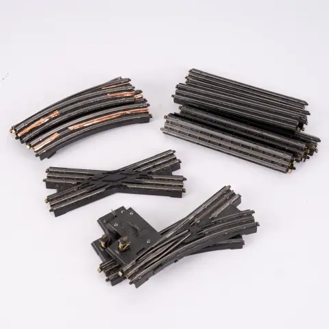 Lot de 17 rails H0, composé de 10 droits, 4 courbes, 1 croisement et 2 aiguillages. Non testé.