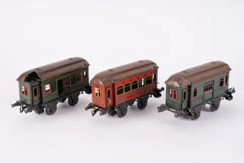 3 wagons, avant-guerre, échelle 1 / échelle G, Bing / Nuremberg, comprenant : 1 voiture voyageurs 2e classe et 2 fourgons, ...