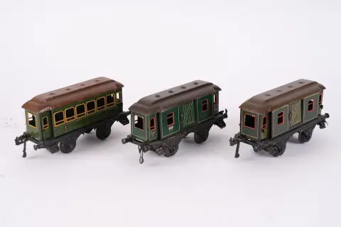 Série de 3 wagons différents, Bing Nuremberg, avant-guerre, échelle 1 / échelle G, toit bombé brun avec 4 points. ...