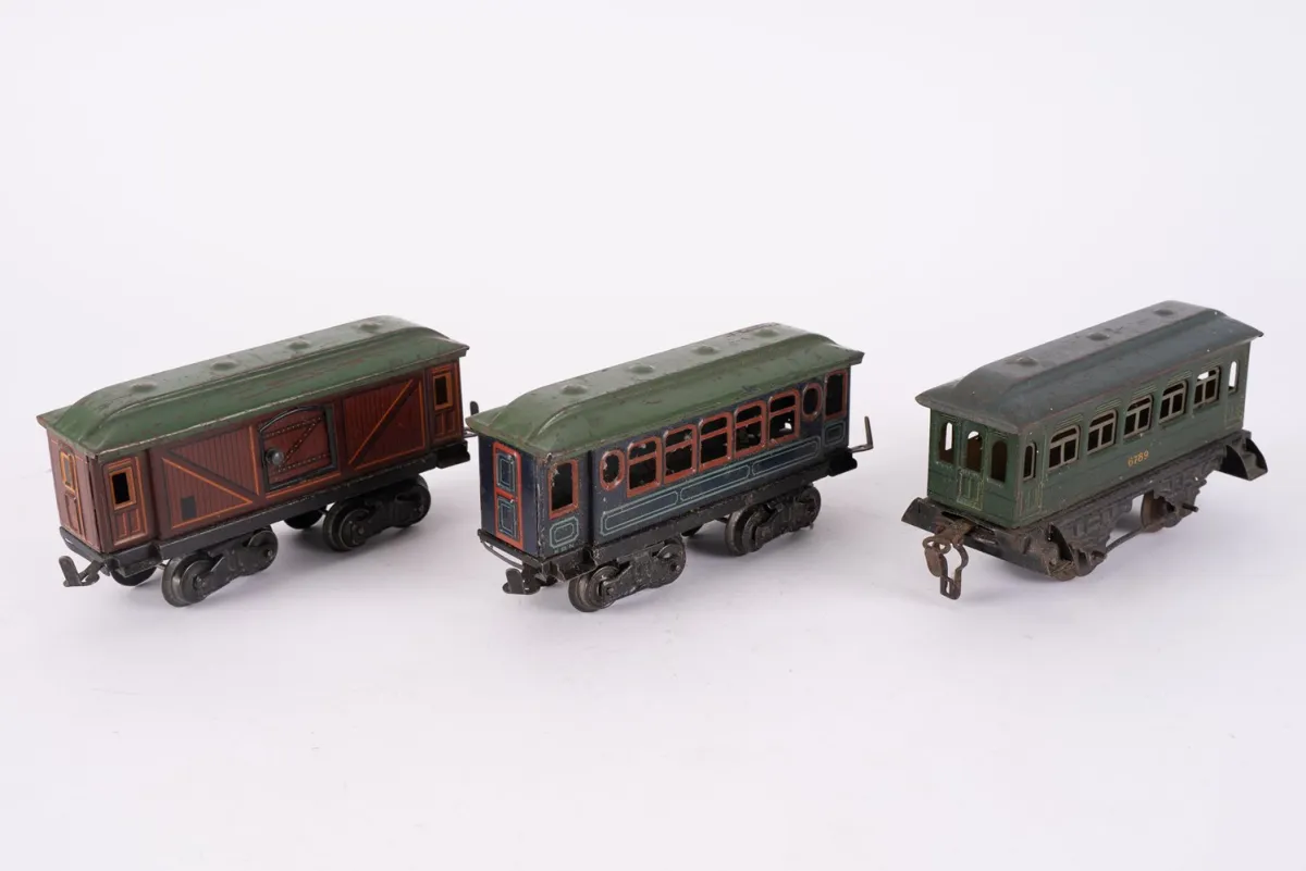 3-piece wagon lot, probably pre-war, gauge 0, various manufacturers, designs and conditions, played with, untested...