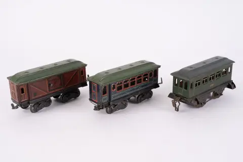 Lot de 3 wagons, probablement avant-guerre, échelle 0, divers fabricants, modèles et états, joué, non testé...