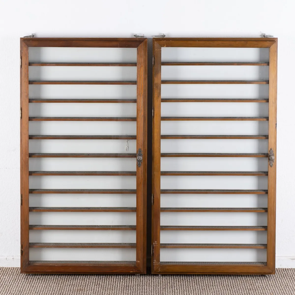 Paire de vitrines H0 à une porte pour trains, locomotives, wagons etc., pas d'envoi par colis. Dimensions extérieures chacune env. 57 (l) x 109 (h) x 8 (p) cm...