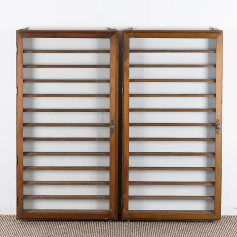 Paire de vitrines H0 à une porte pour trains, locomotives, wagons etc., pas d'envoi par colis. Dimensions extérieures chacune env. 57 (l) x 109 (h) x 8 (p) cm...