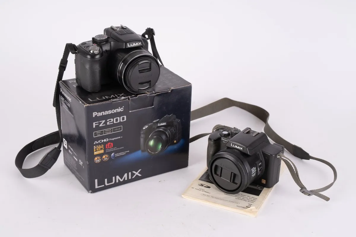 2x PANASONIC LUMIX, 1x in original packaging, 1x with manual, both untested.