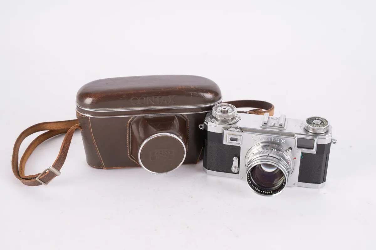 CONTAX - Camera with Zeiss-Opton lens No. 662396 - Sonnar 1:1.5 f= 50mm, untested, clear optics, leather case.
