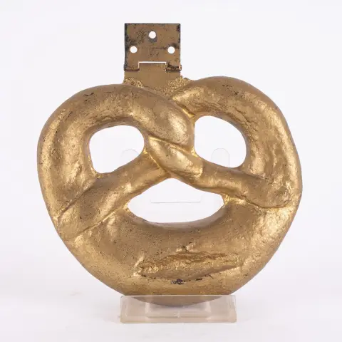 Poignée de porte en forme de bretzel d'une boulangerie, milieu du 20e siècle, fonte métallique avec charnière latérale, env. 13,5 x 14,5 cm, env. 1,7 kg